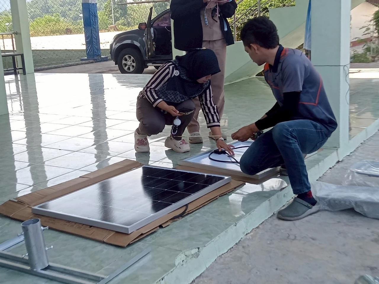 ทีมงานประกอบแผงโซลาร์และอุปกรณ์เสาไฟ เทศบาลตำบลเกาะกลาง