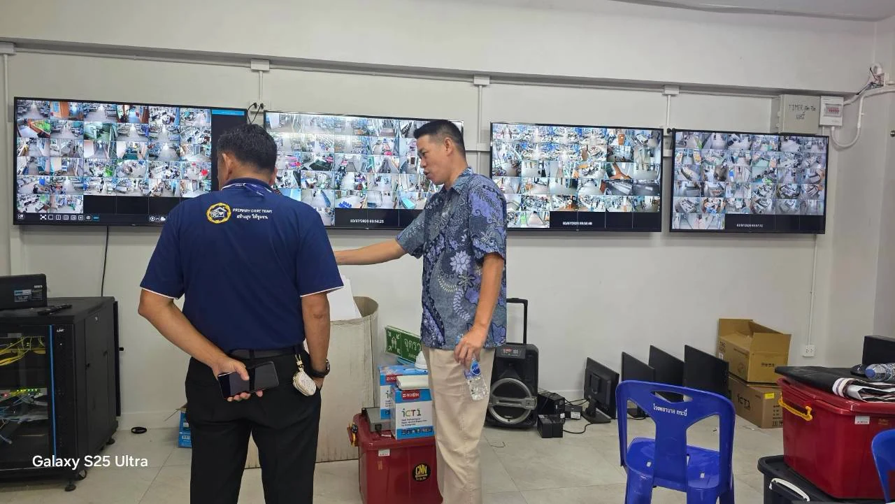 ทีมงานหน้าชุดจอแสดงภาพกล้องวงจรปิดหลายจุด โรงพยาบาลกระบี่