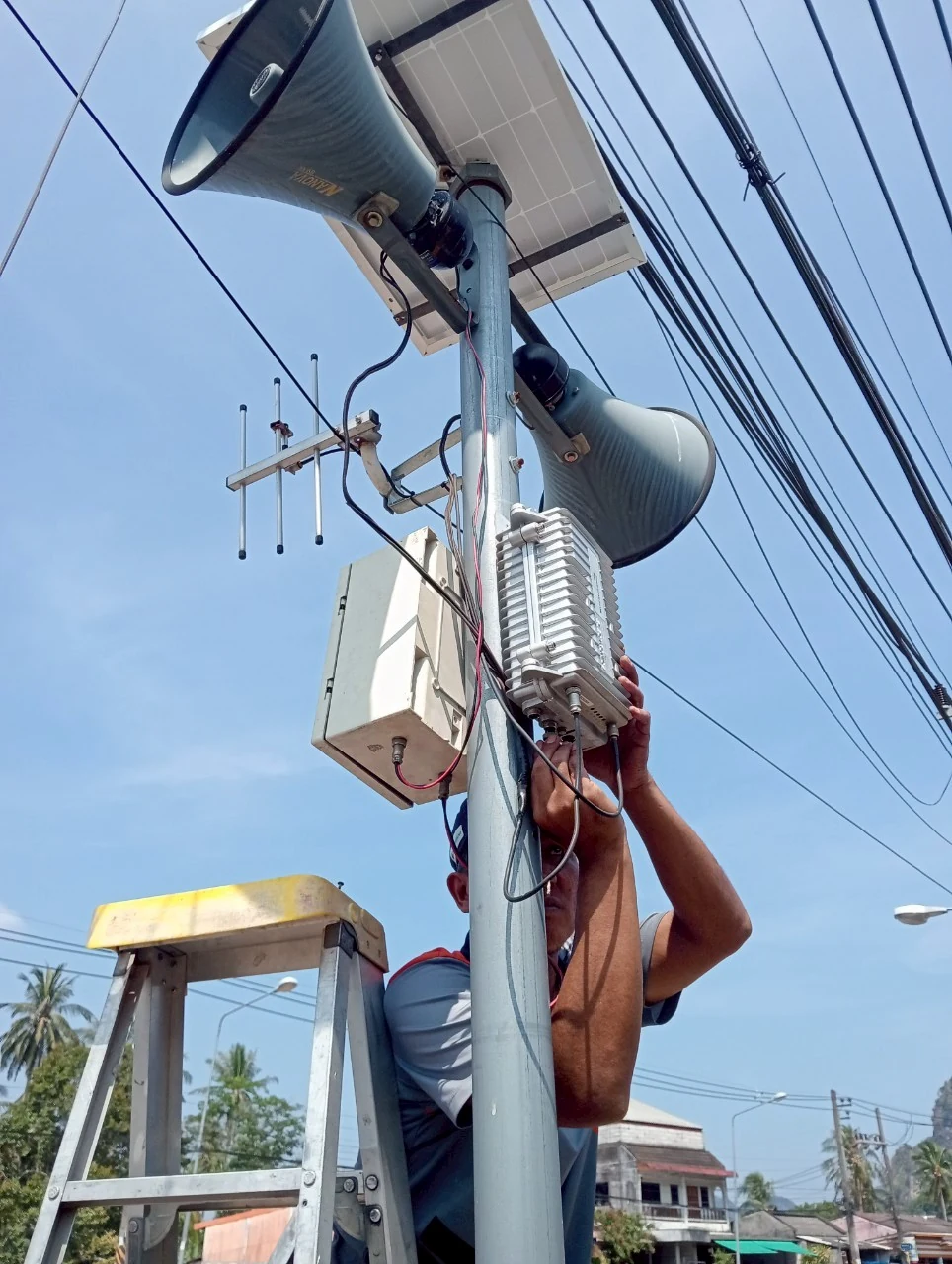 ช่างตรวจซ่อมอุปกรณ์ใต้ชุดลำโพงฮอร์น อบต.หนองทะเล